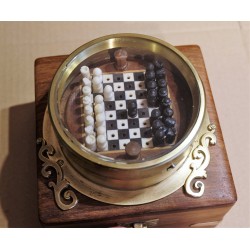 petit jeu d'échecs sur une boite
